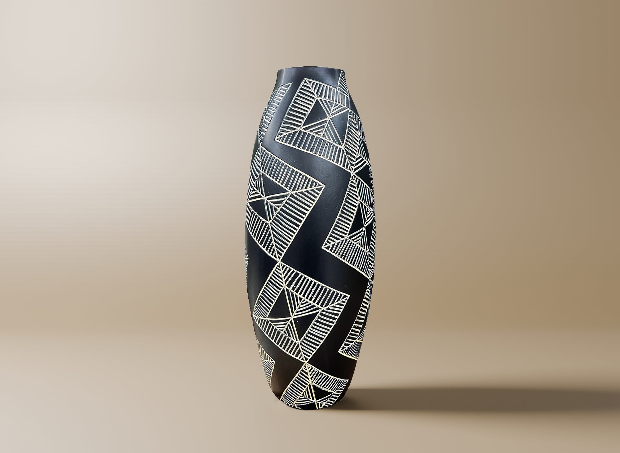 Vase ethnique en polyrésine noir et blanc H43 cm MAORI