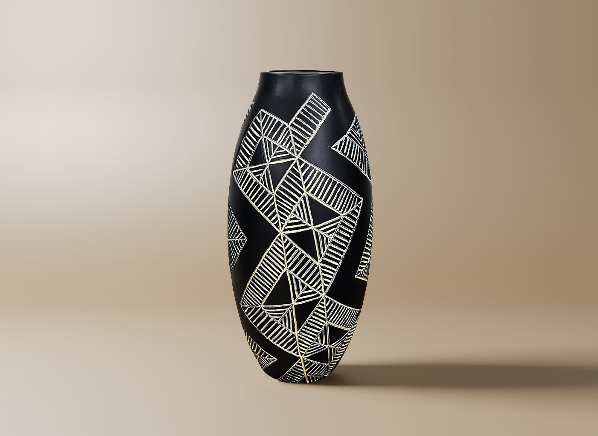 Vase ethnique en polyrésine noir et blanc H31 cm MAORI