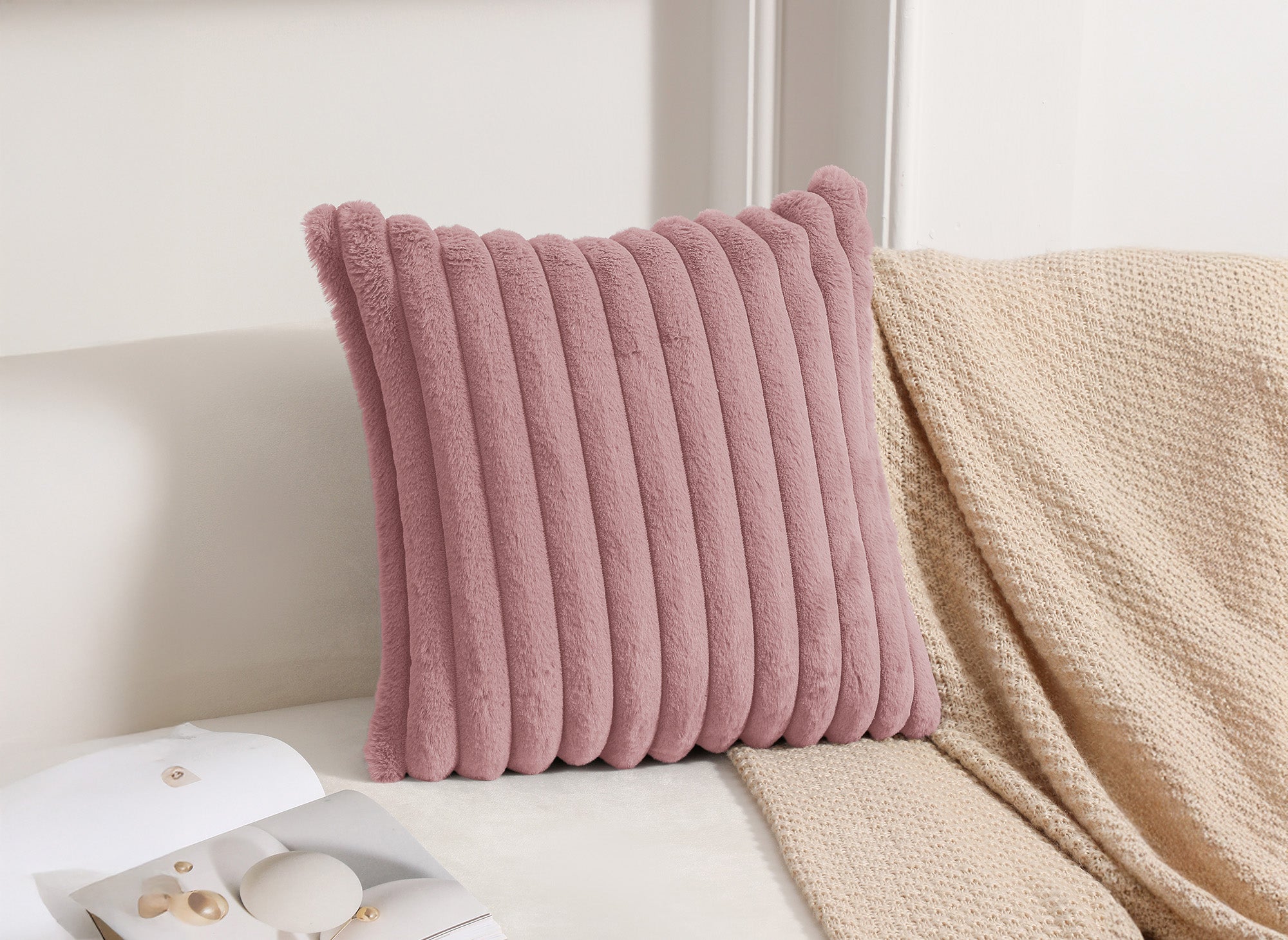 Coussin carré en velours côtelé effet fourrure rose 45x45 cm URBAIN