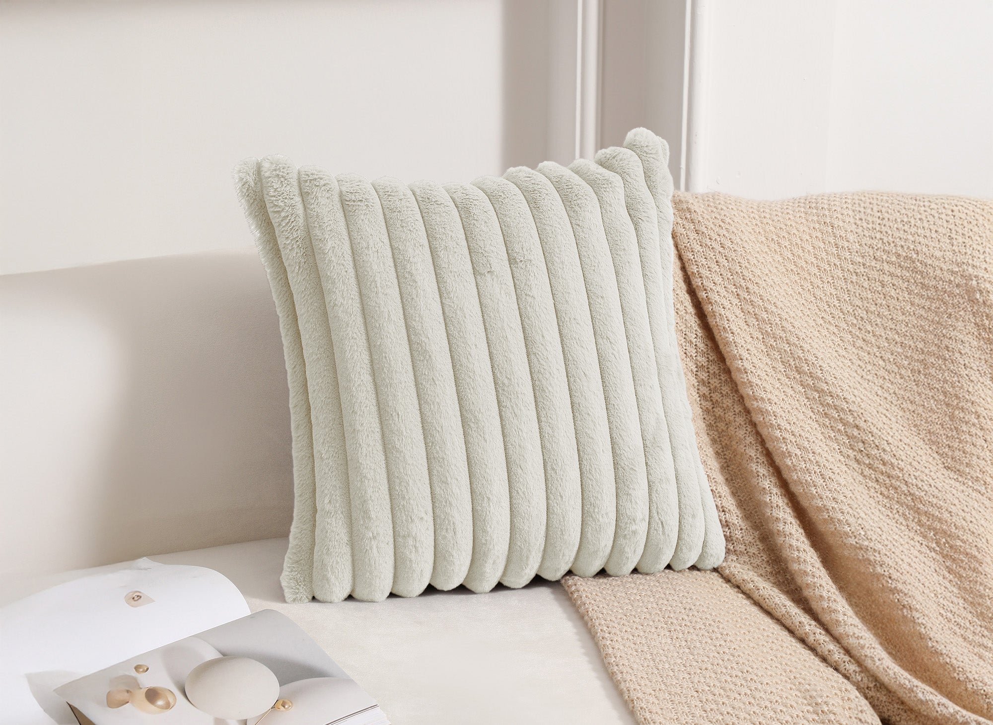 Coussin carré en velours côtelé effet fourrure beige 45x45 cm URBAIN