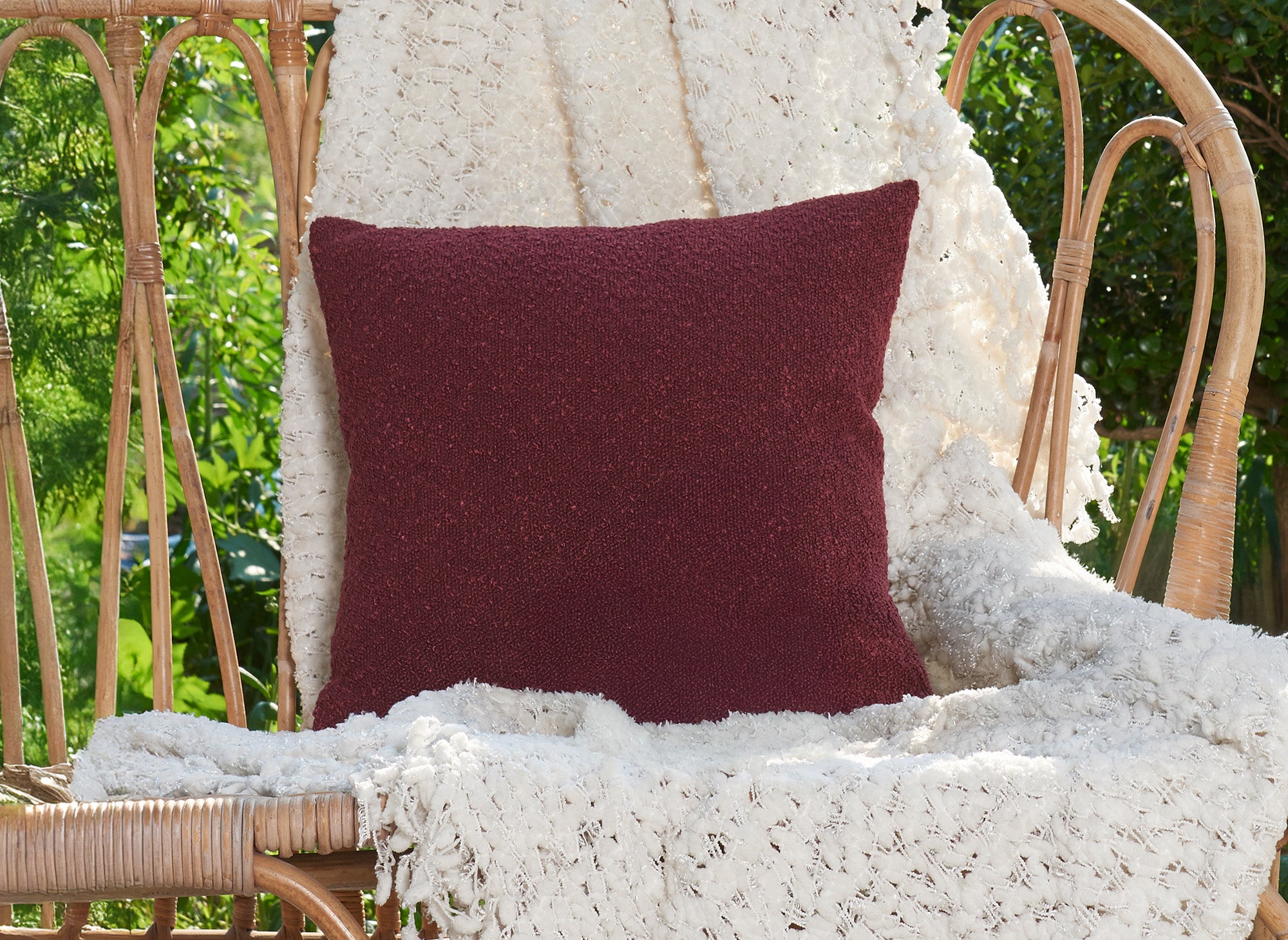 Coussin carré 45x45 cm en tissu effet peau de mouton bordeaux EDEN