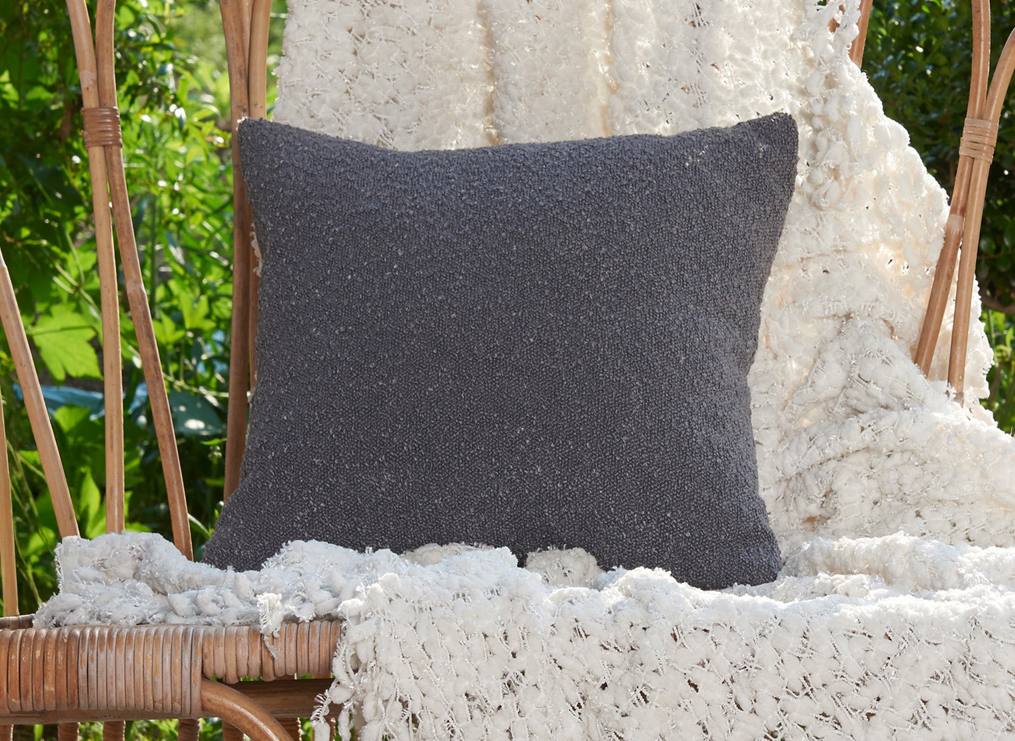 Coussin carré 45x45 cm en tissu effet peau de mouton gris foncé EDEN