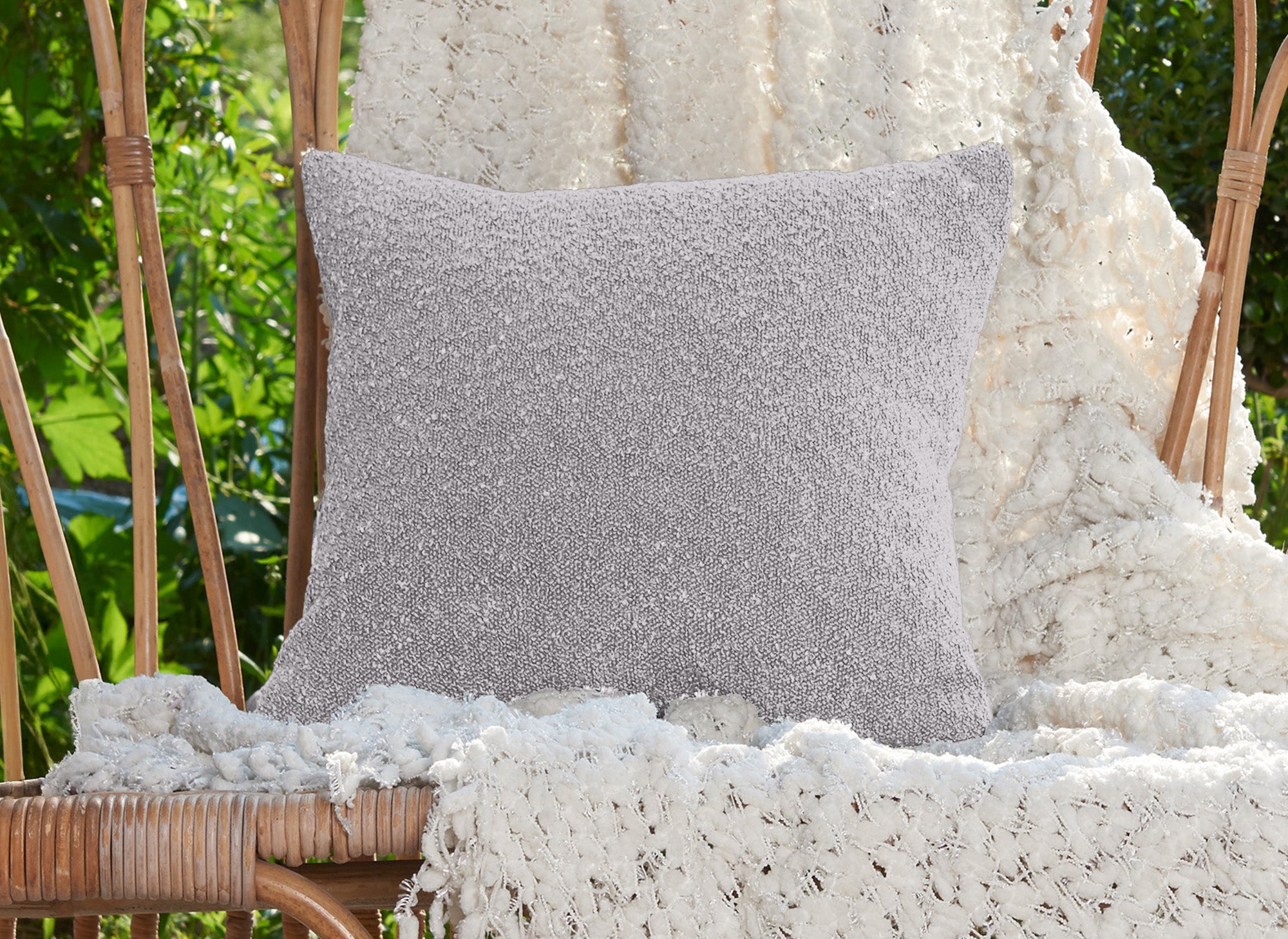 Coussin carré 45x45 cm en tissu effet peau de mouton gris clair EDEN