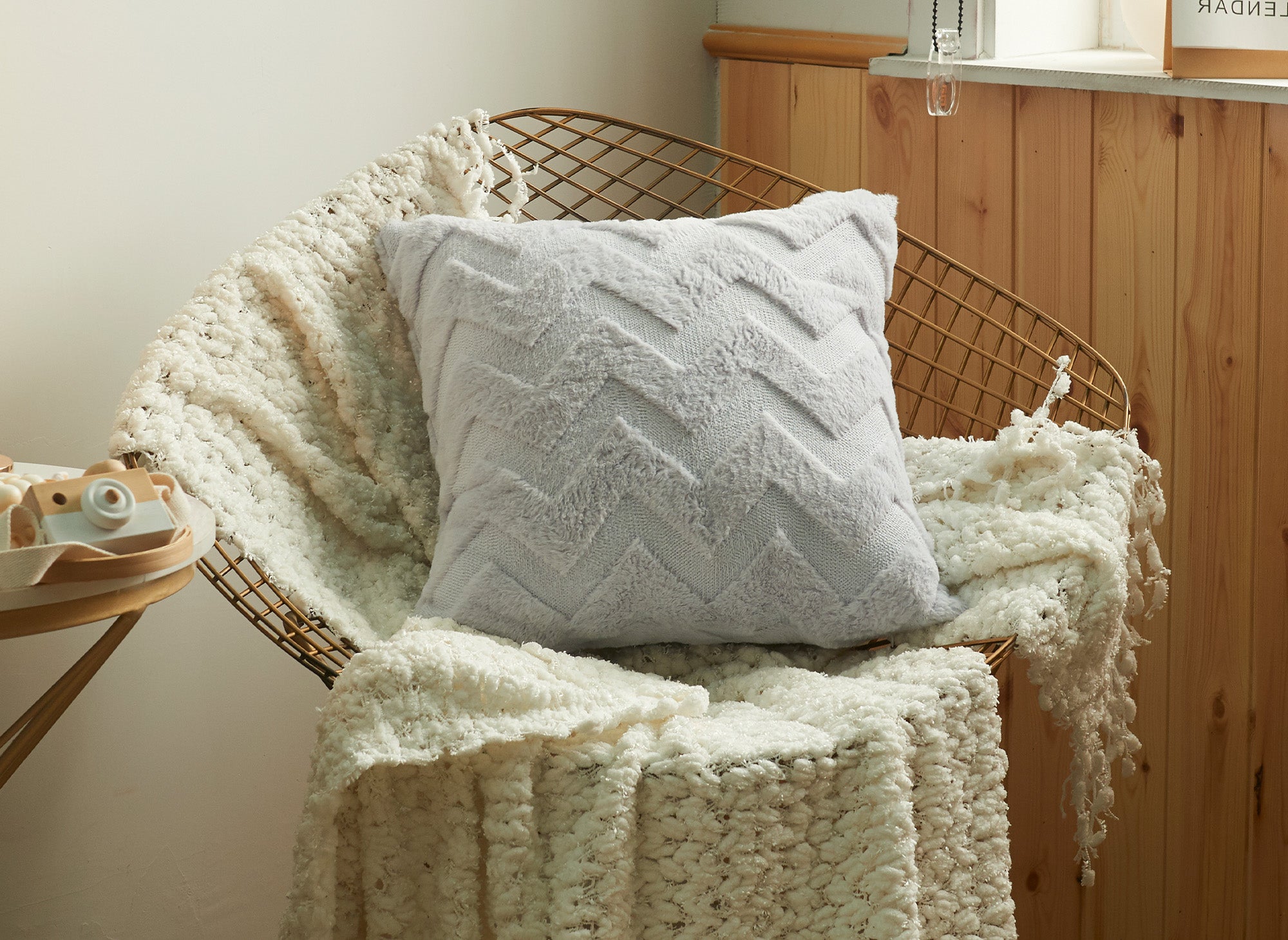 Coussin carré 45x45 cm en tissu doux motif chevron gris clair HARRY