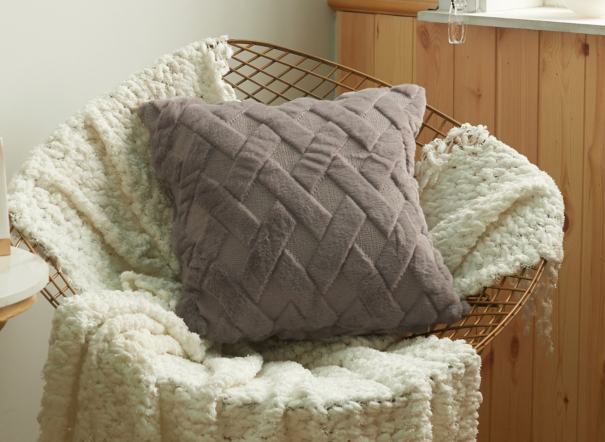 Coussin carré 45x45 cm en tissu à poils effet graphique gris foncé MADALA