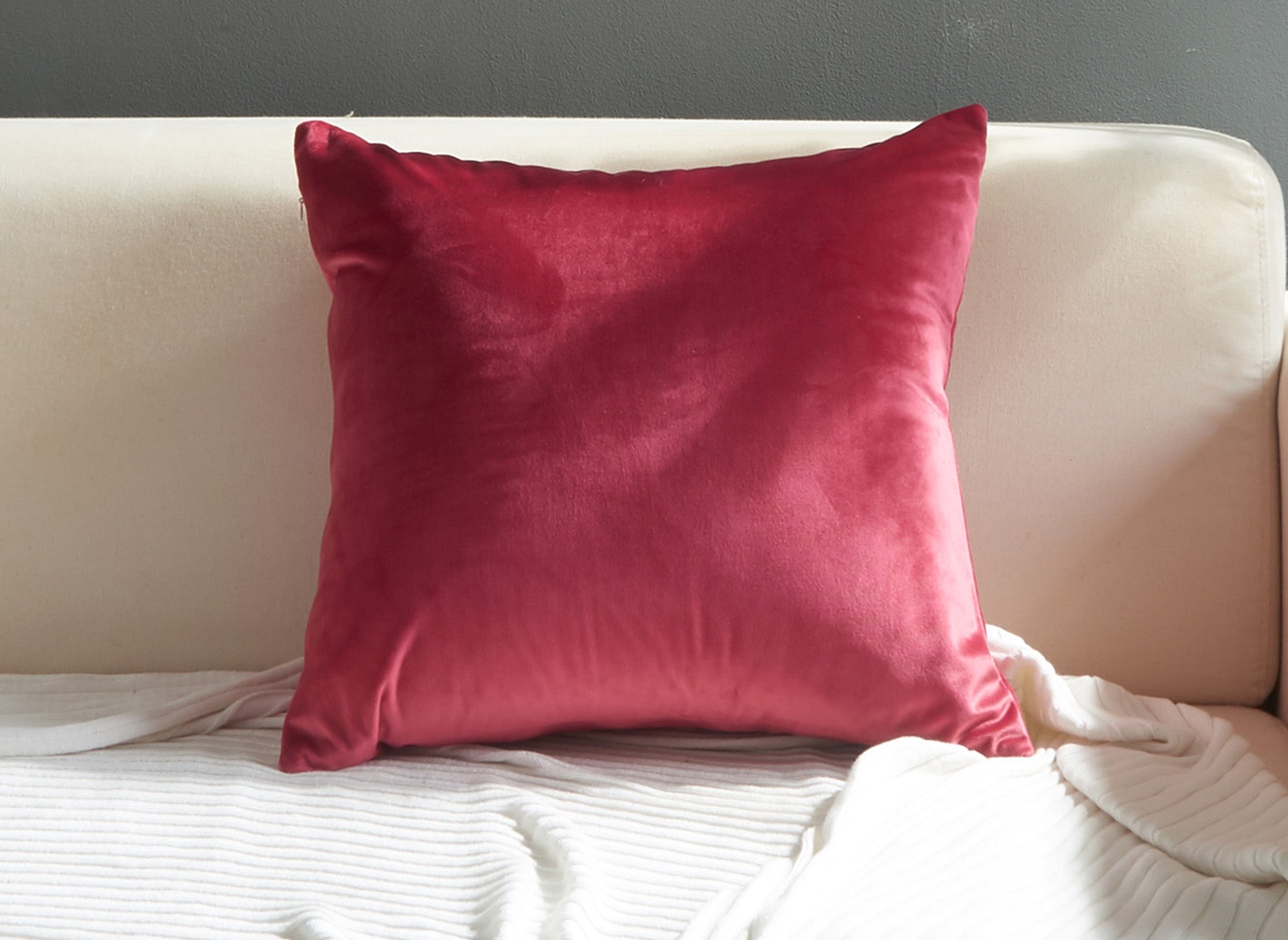 Coussin carré 45x45cm en velours rouge TYGA