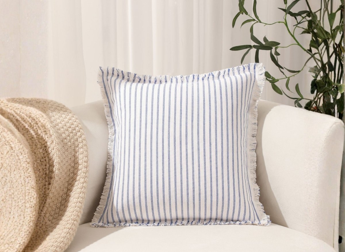 Coussin blanc à rayures bleu clair 45x45 cm TALINA - DécoInParis