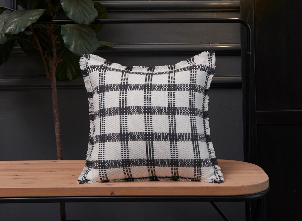 Coussin blanc et gris foncé à carreaux 45x45 cm WARMY - DécoInParis