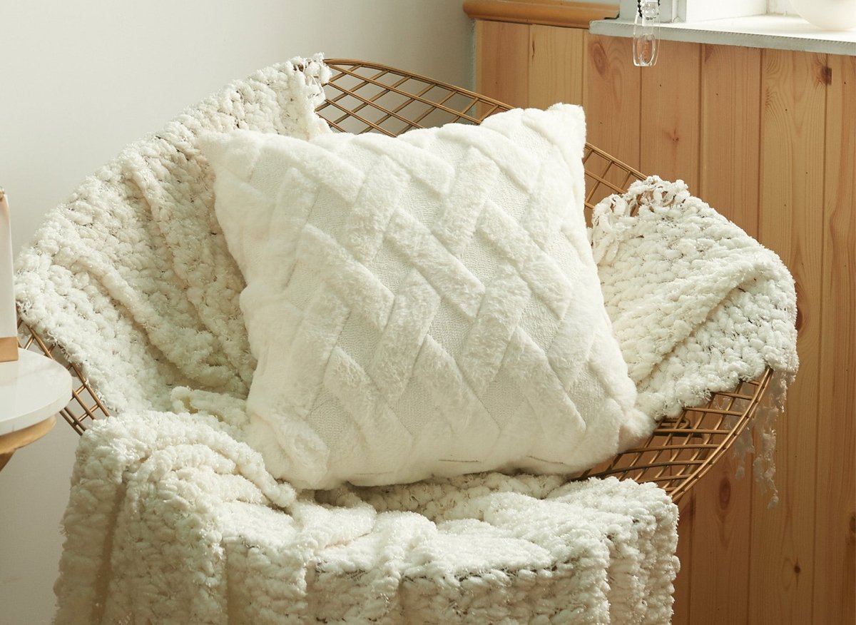 Coussin carré 45x45 cm en tissu à poils effet graphique beige MADALA - DécoInParis