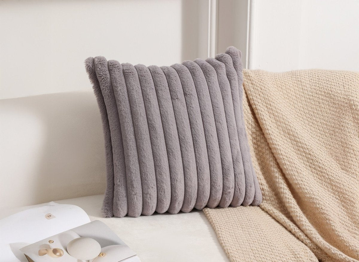 Coussin carré en velours côtelé effet fourrure gris 45x45 cm URBAIN - DécoInParis