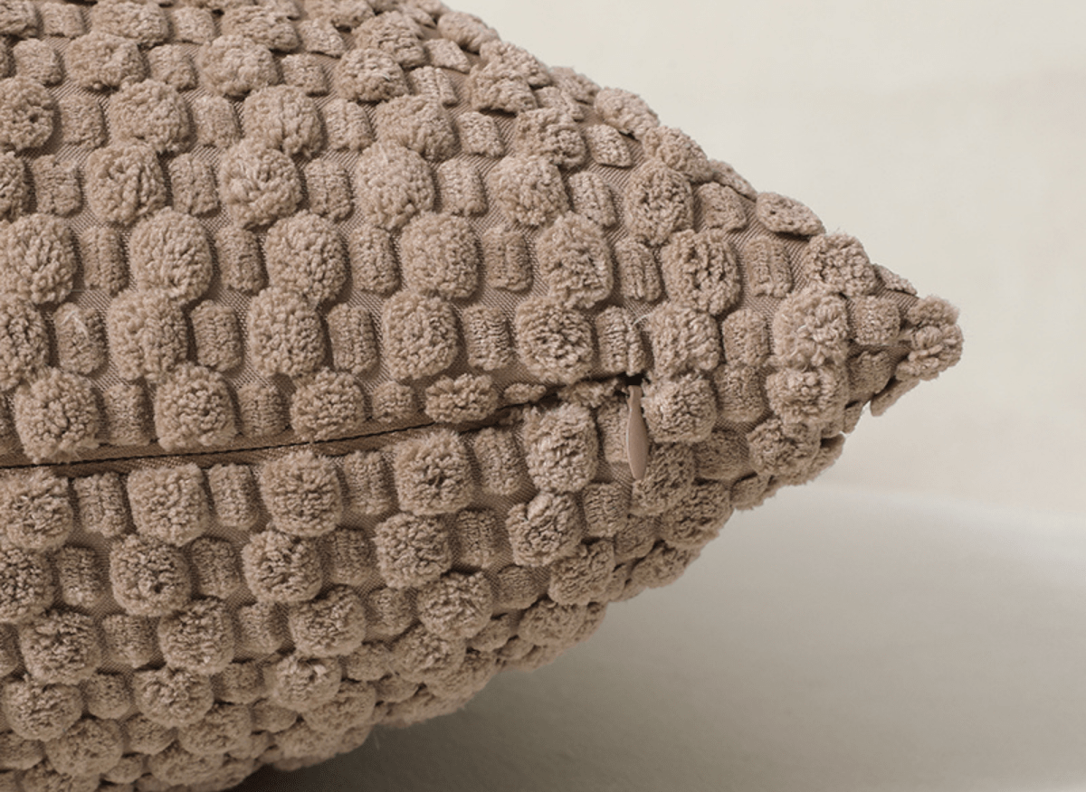 Coussin marron en tissu texturé doux 45x45 cm DUNE - DécoInParis