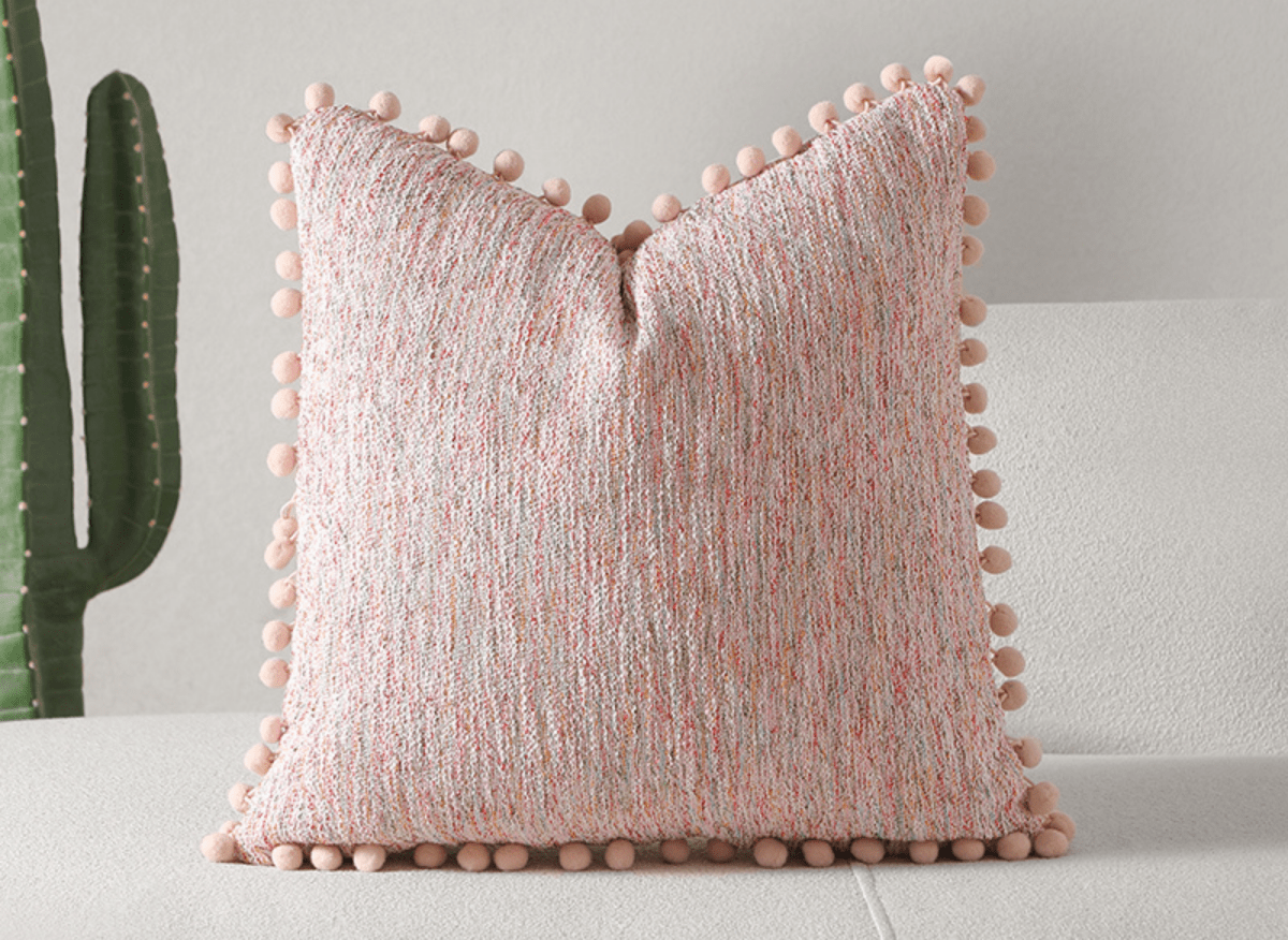 Coussin rose en tweed avec ponpons 45x45 cm POPINE - DécoInParis