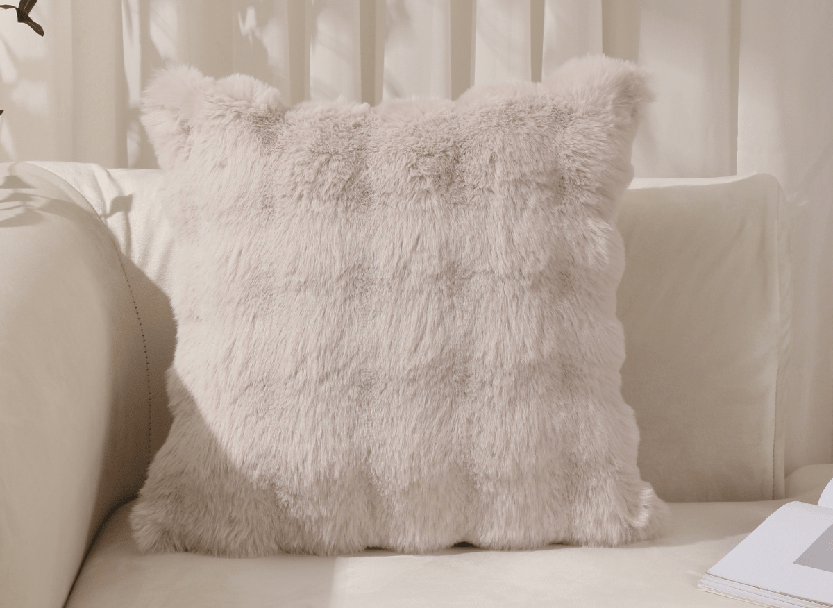 Coussin taupe effet fourrure 45x45 cm KAELA - DécoInParis