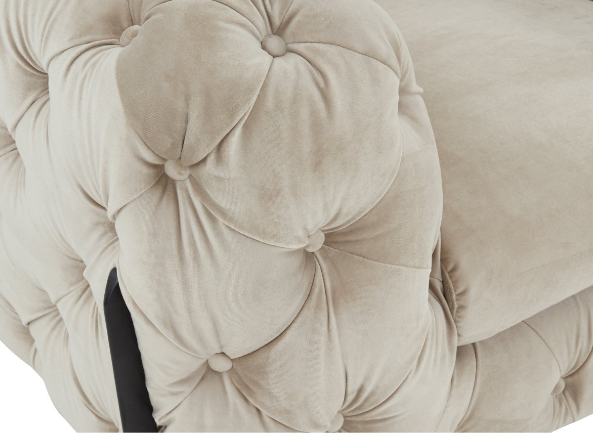 Fauteuil capitonné chesterfield velours beige CARMEN - DécoInParis