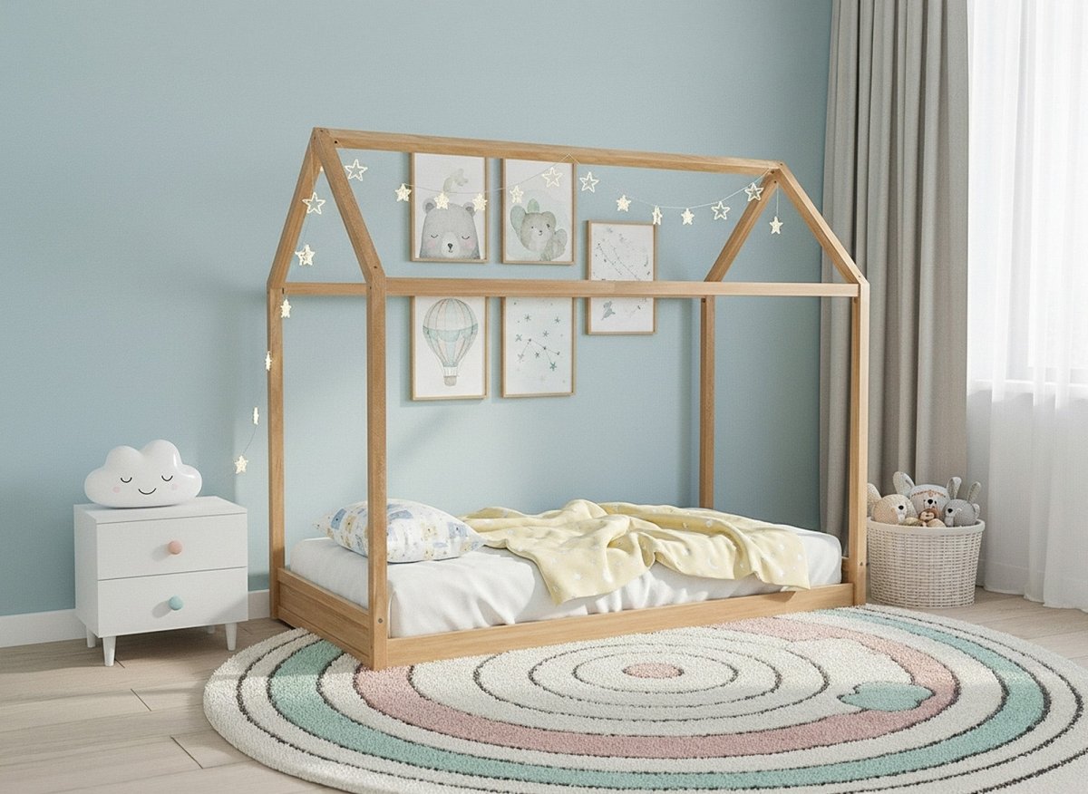 Lit cabane Montessori POPY en bois naturel 90x190 dans une chambre d'enfant