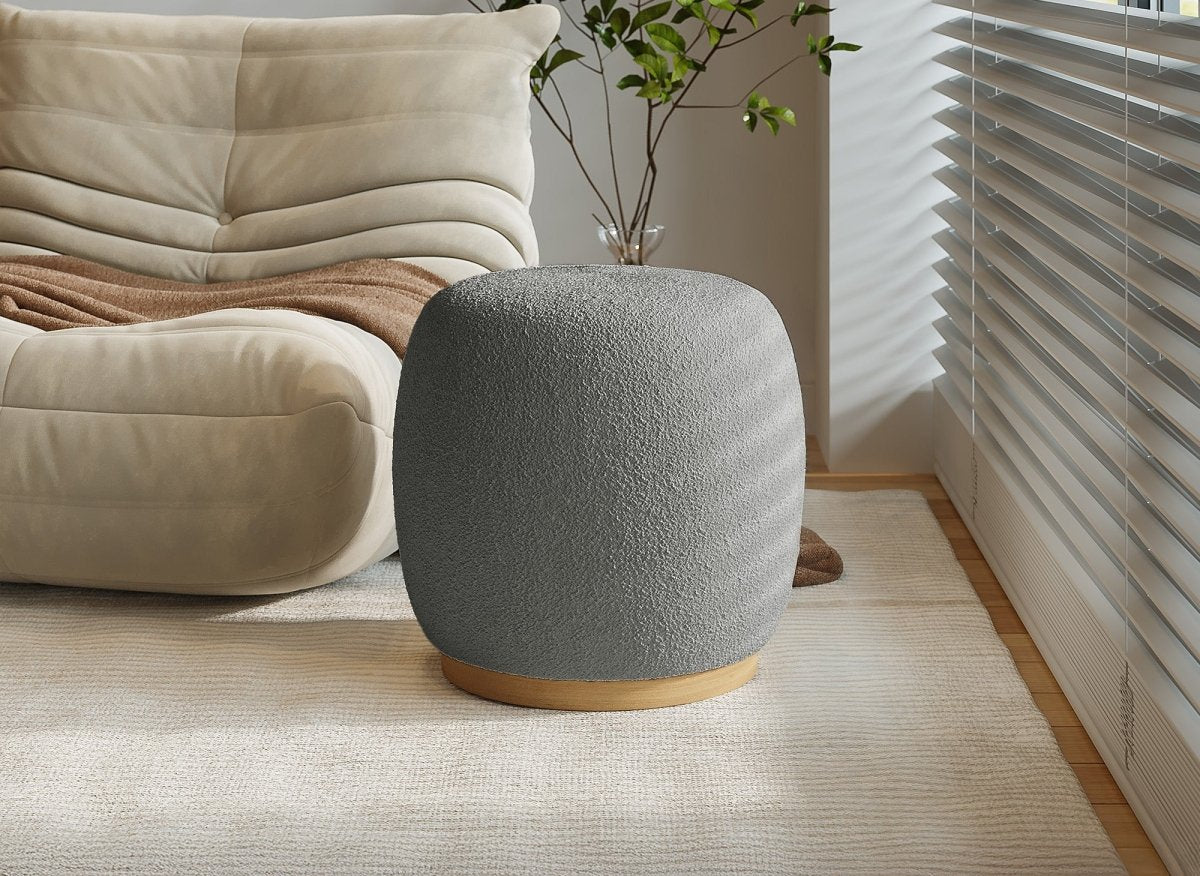Pouf en tissu effet peau de mouton gris et bois VALEA - DécoInParis