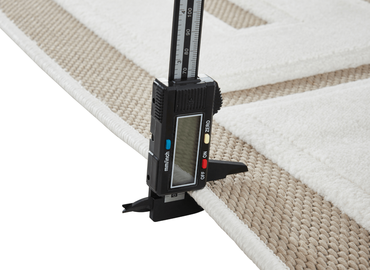 Tapis beige foncé à lettres beiges 200 x 290 cm KEZIA - DécoInParis