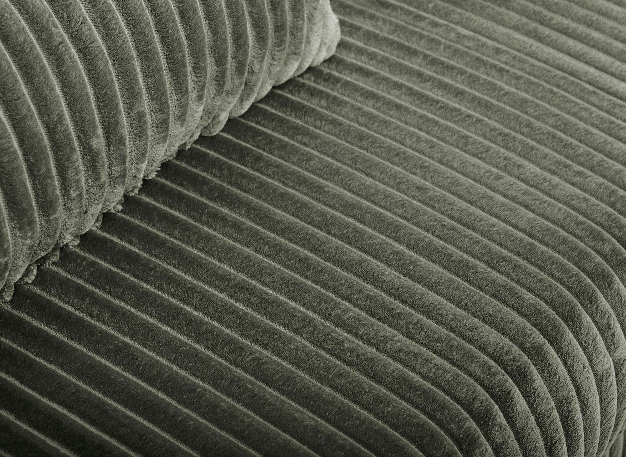 Divano trasformabile a 3 posti con cassapanca in spesso velluto a coste verde kaki ZURIA