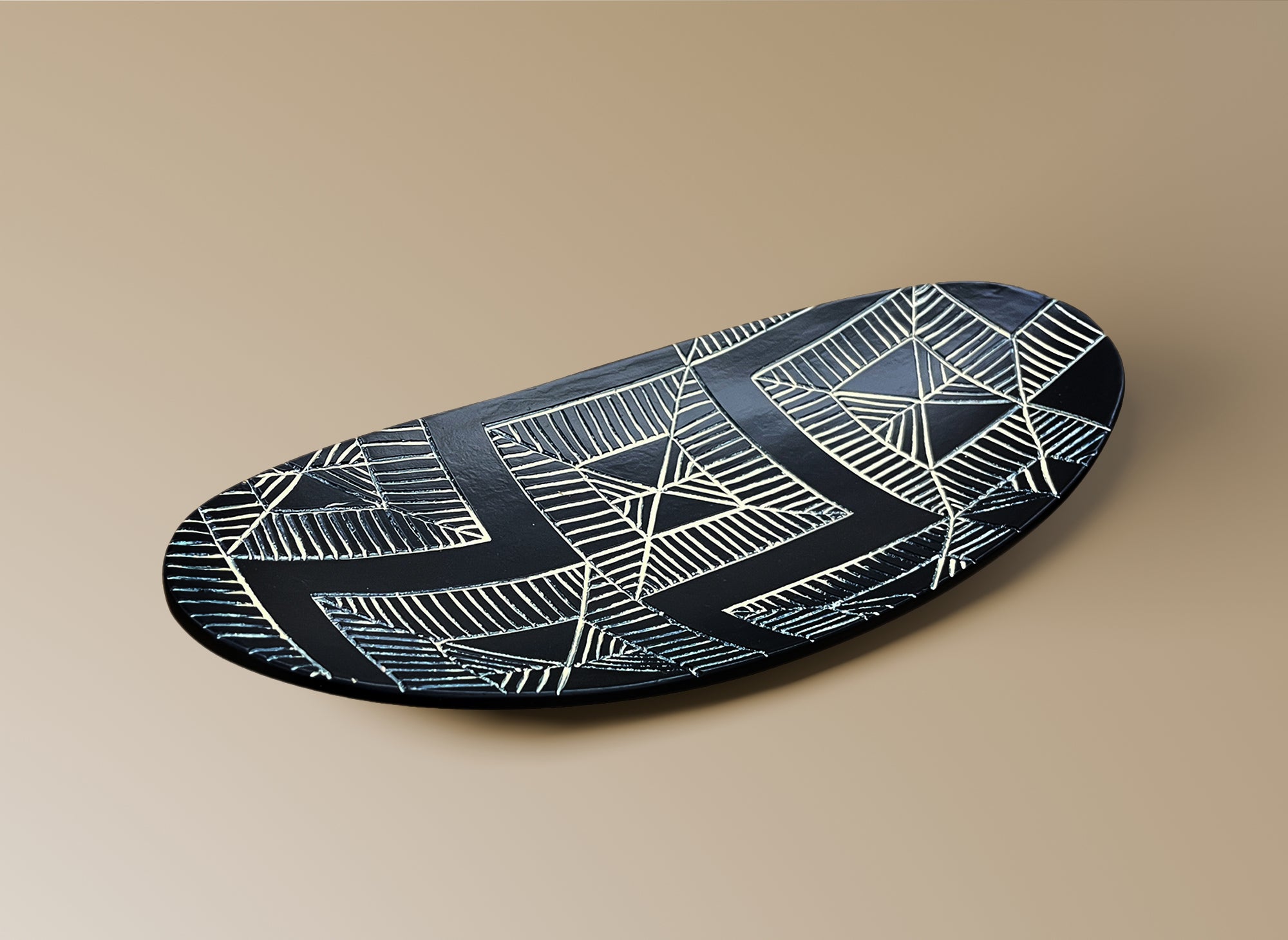 Plateau ethnique en polyrésine noir et blanc 37 cm MAORI