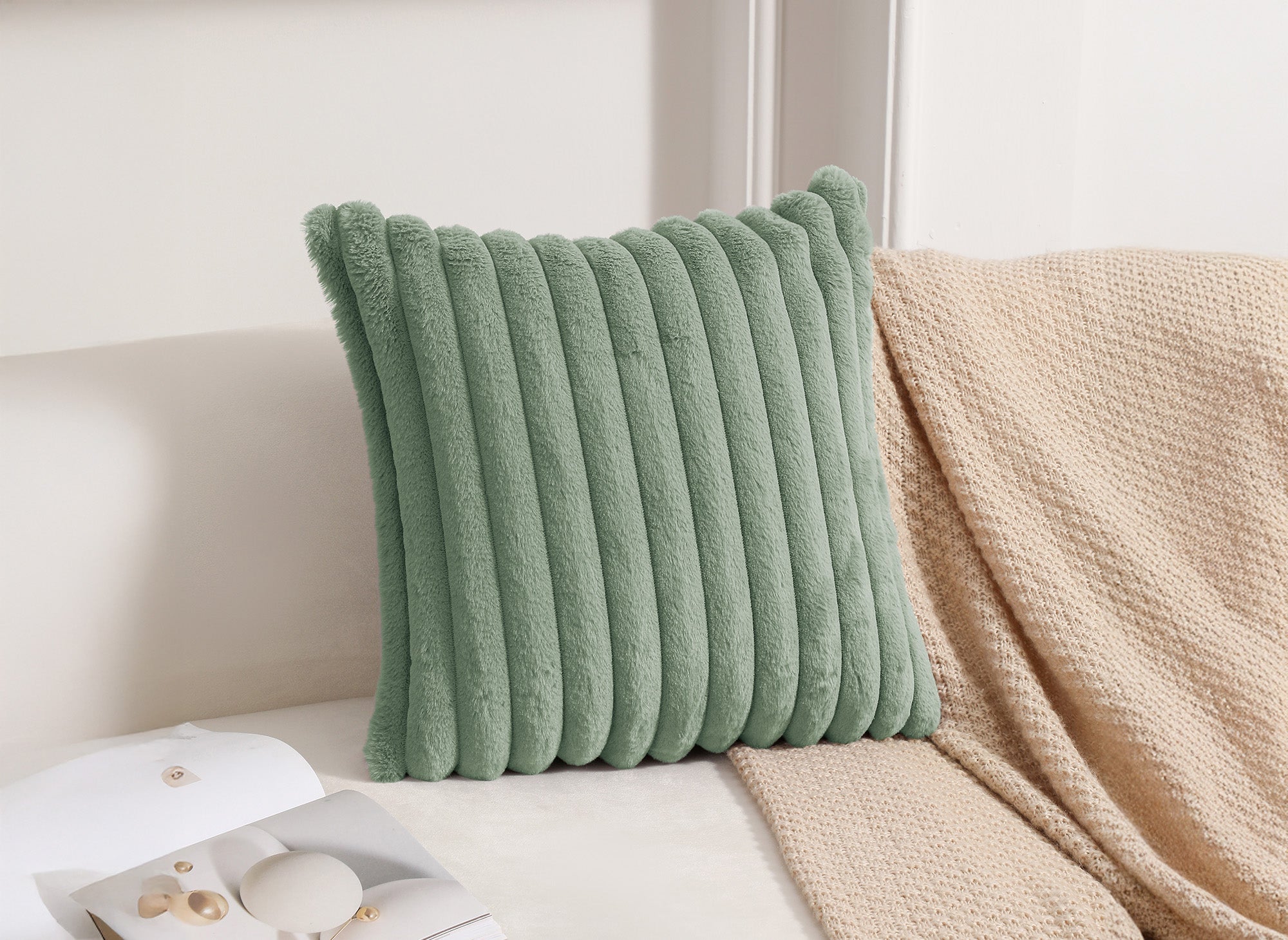 Coussin carré en velours côtelé effet fourrure vert d'eau 45x45 cm URBAIN