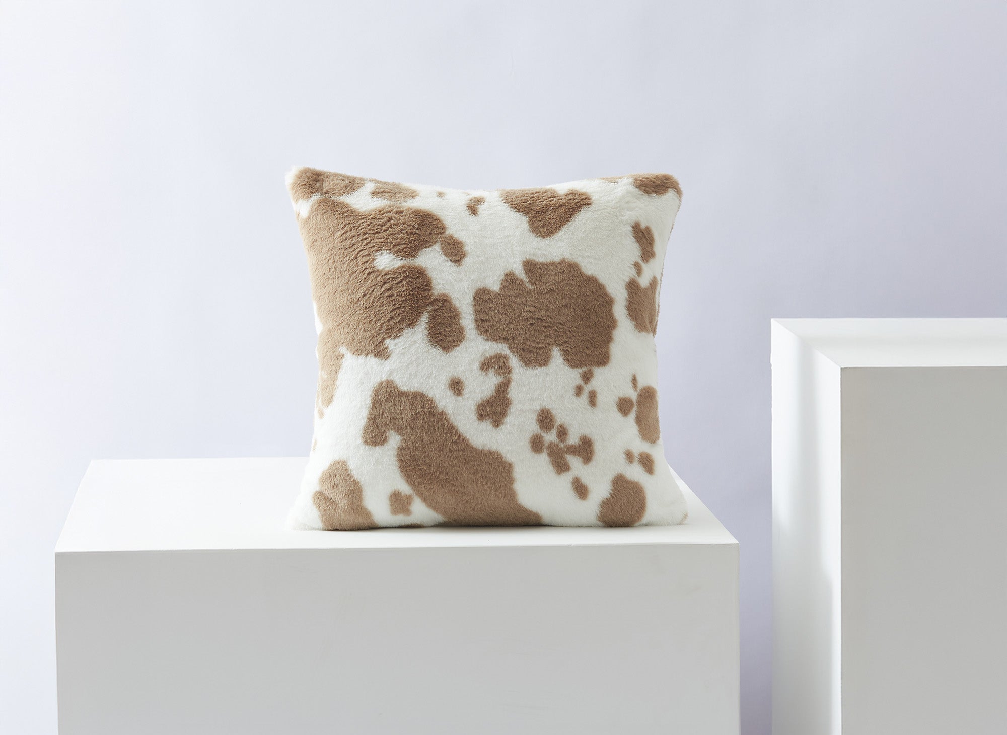 Coussin carré 45x45 cm en tissu poils effet peau de vache taupe et blanc SAKINA