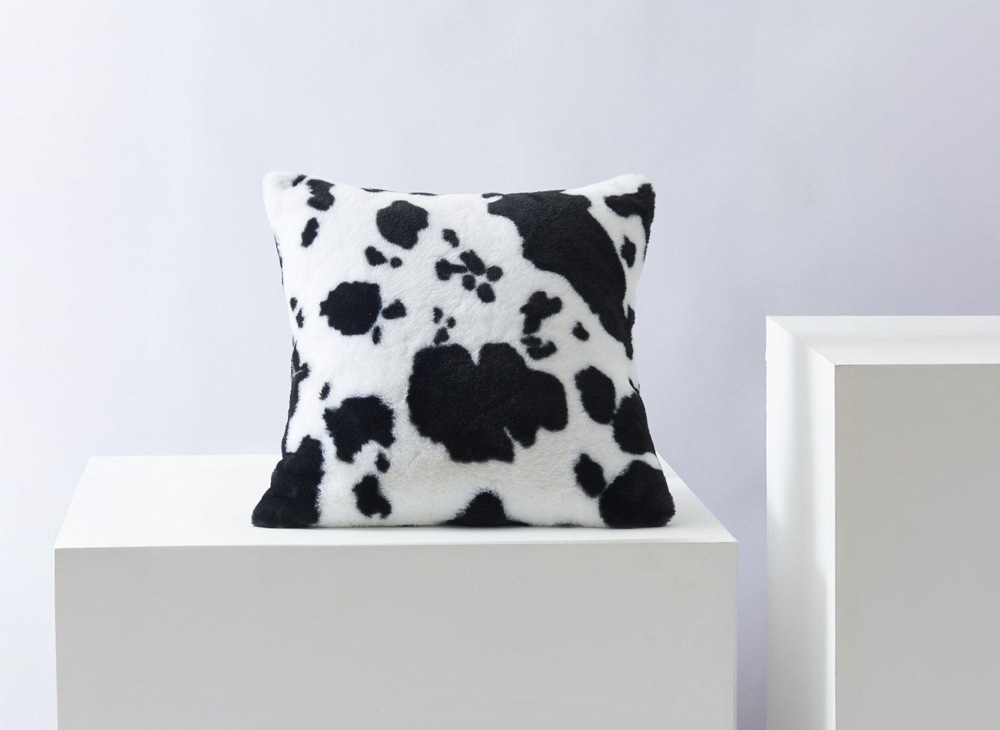 Coussin carré 45x45 cm en tissu poils effet peau de vache noir et blanc SAKINA