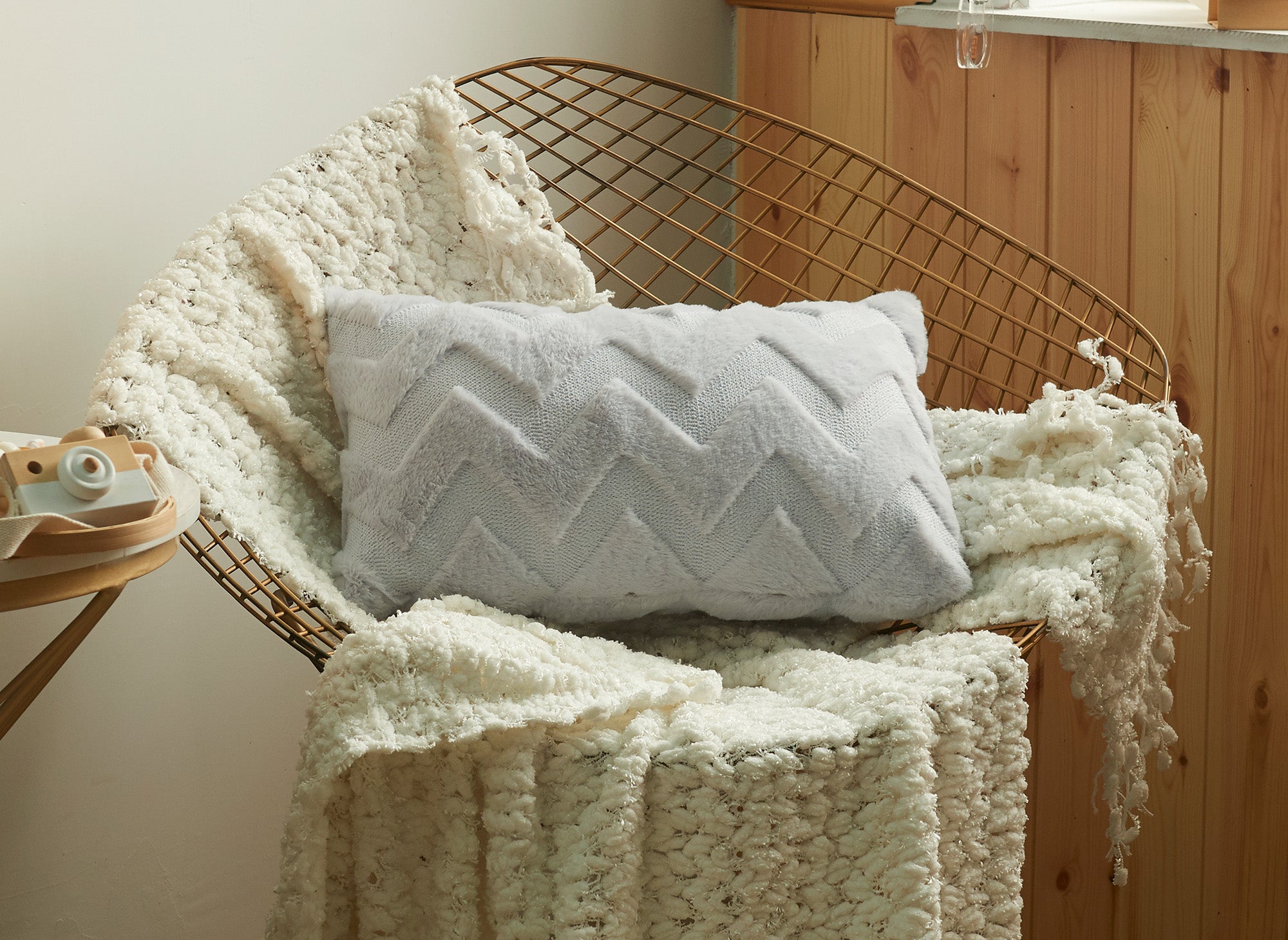 Coussin rectangulaire 50x30 cm en tissu doux motif chevron gris clair HARRY