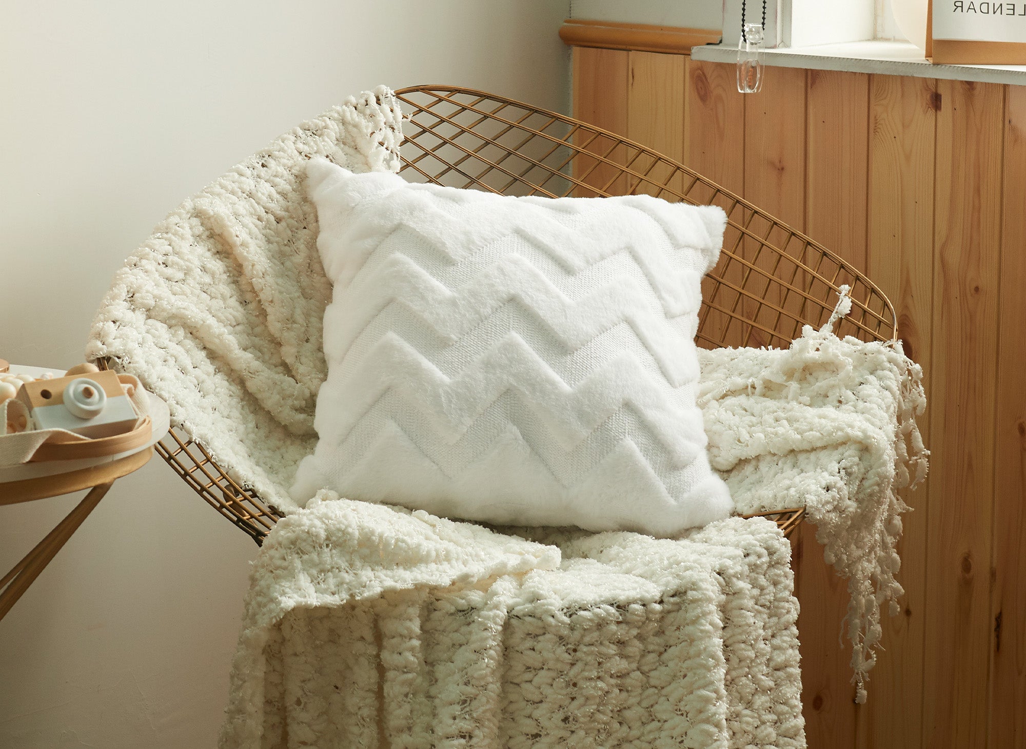 Coussin carré 45x45 cm en tissu doux motif chevron blanc HARRY