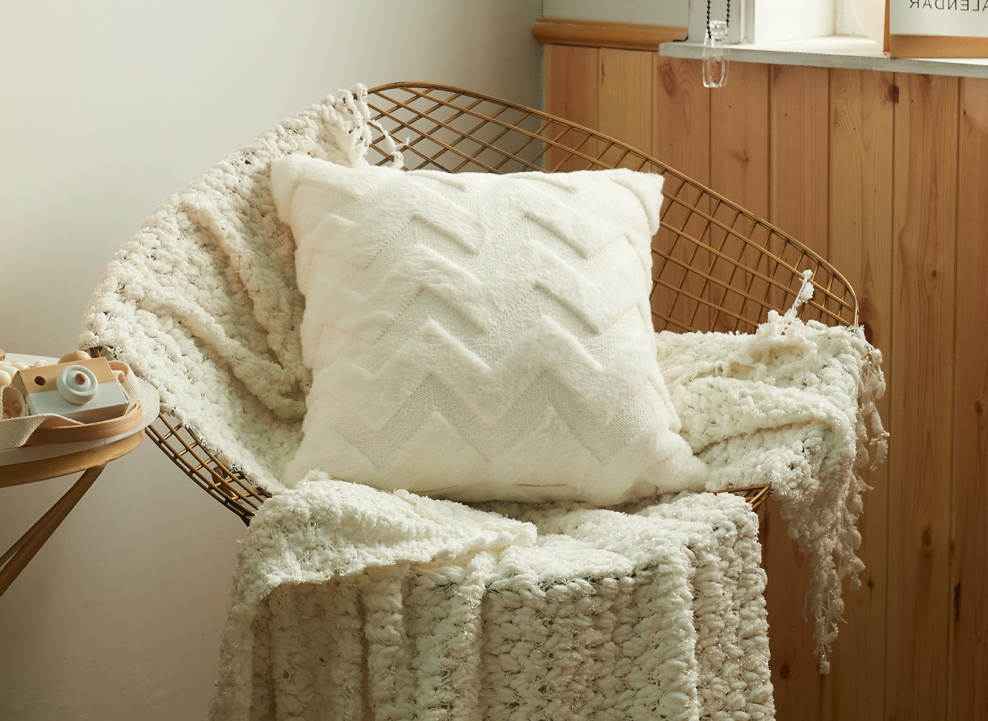 Coussin carré 45x45 cm en tissu doux motif chevron beige HARRY