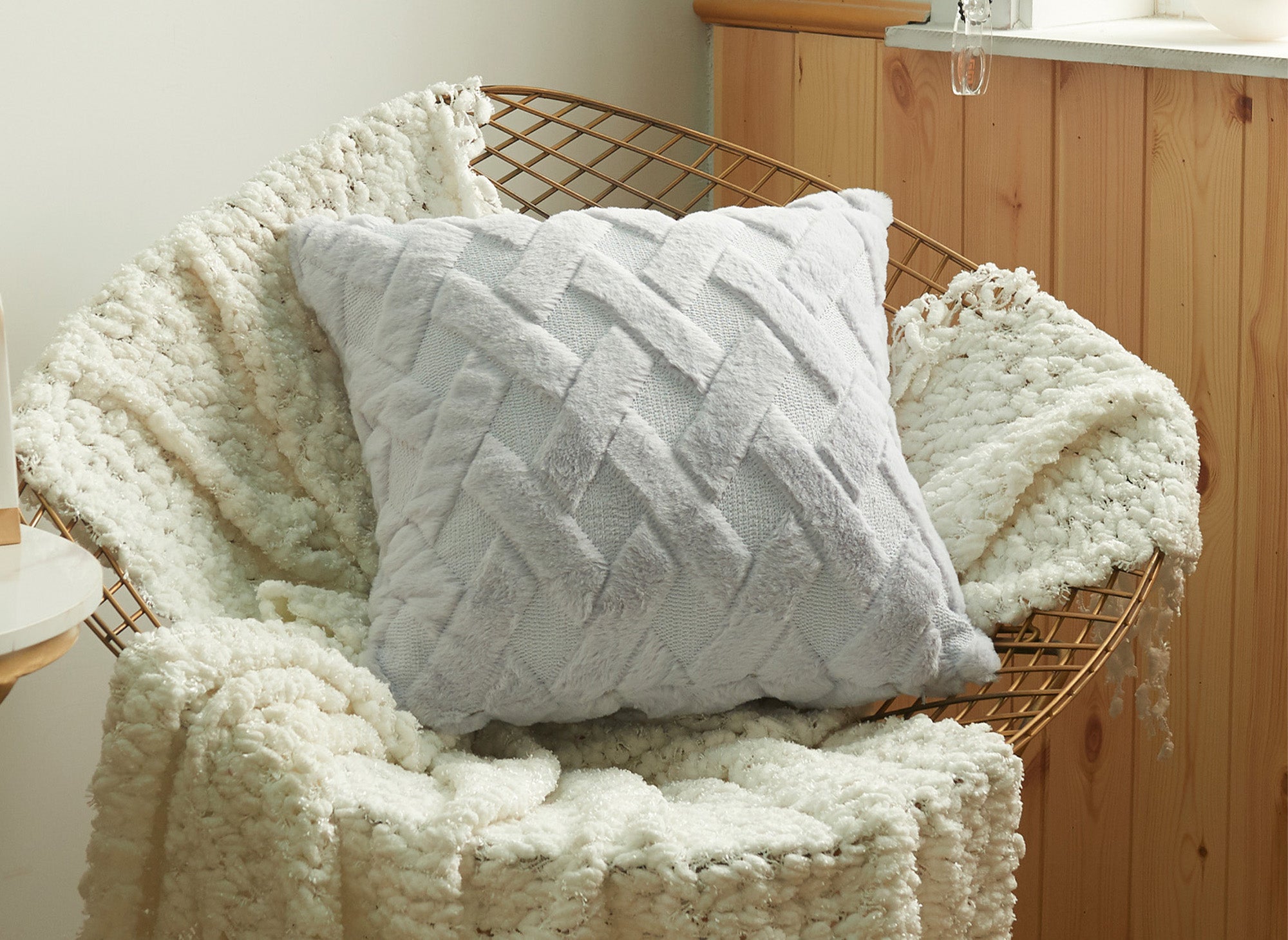 Coussin carré 45x45 cm en tissu à poils effet graphique gris MADALA