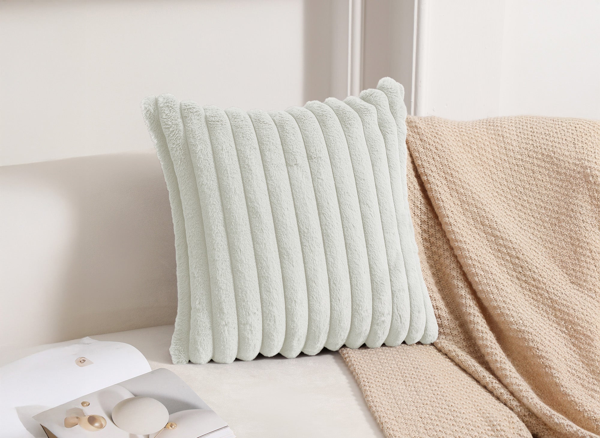 Coussin carré en velours côtelé effet fourrure blanc écrue 45x45 cm URBAIN