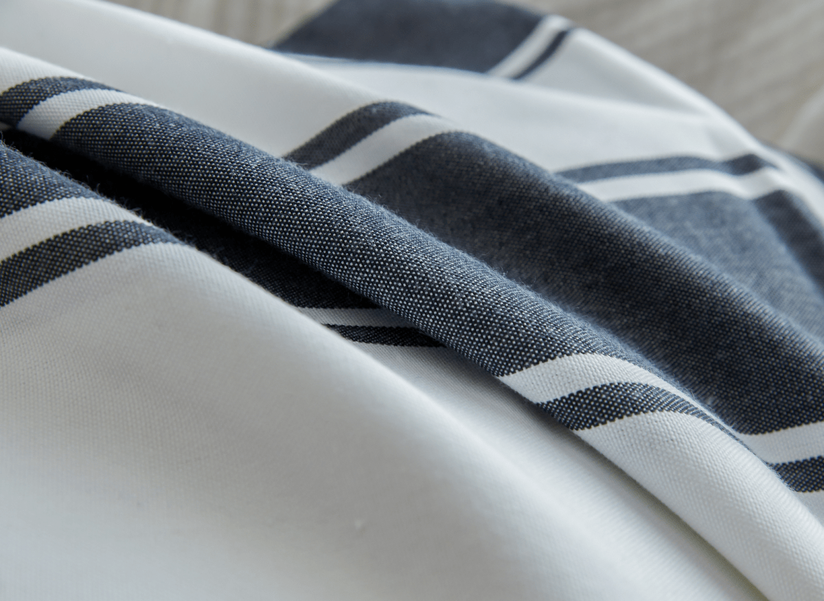 Coussin à larges rayures blanches et noires 50x50 cm PRAIA - DécoInParis