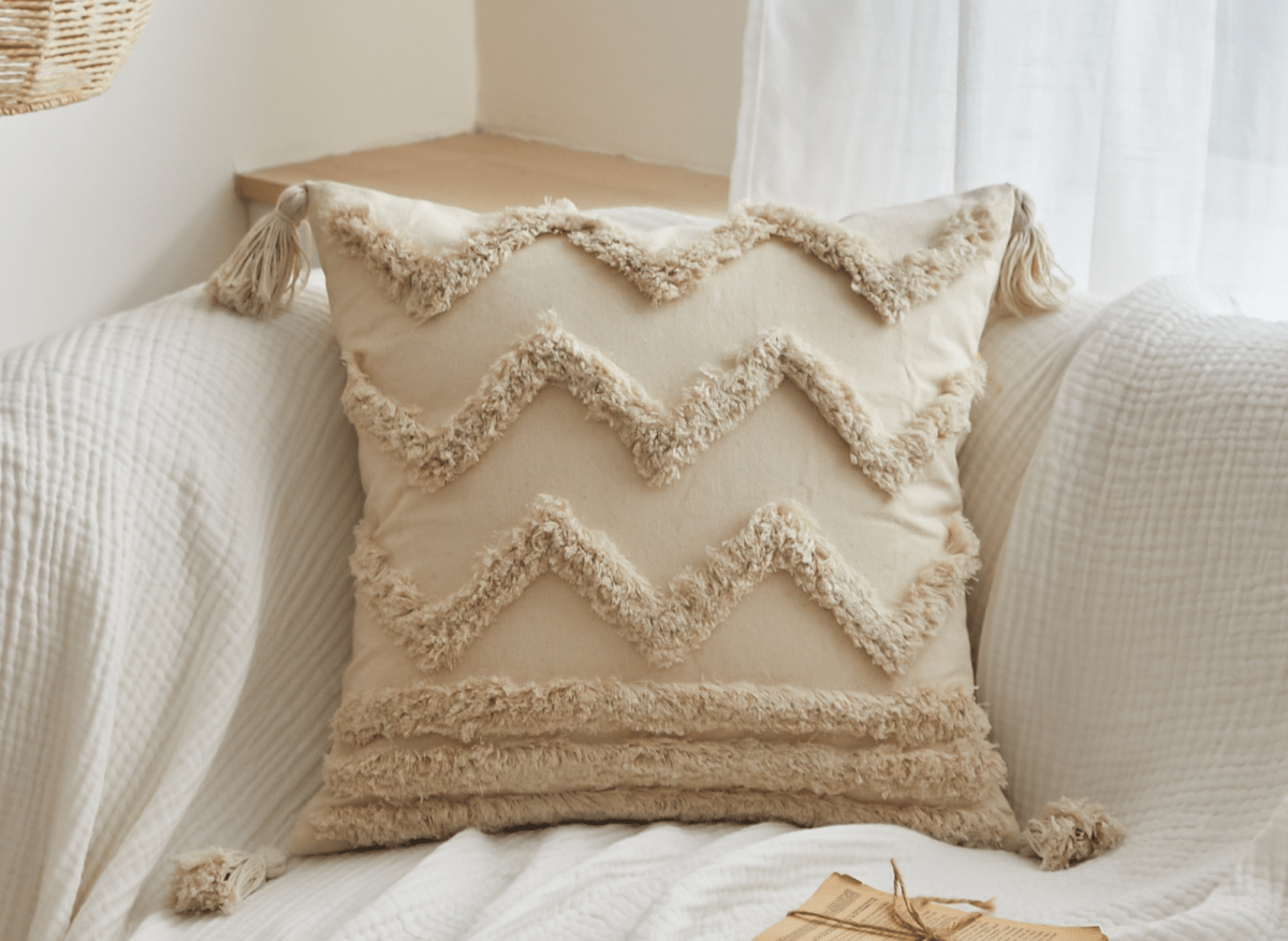 Coussin beige à tissu texturé 45x45 cm YINU - DécoInParis