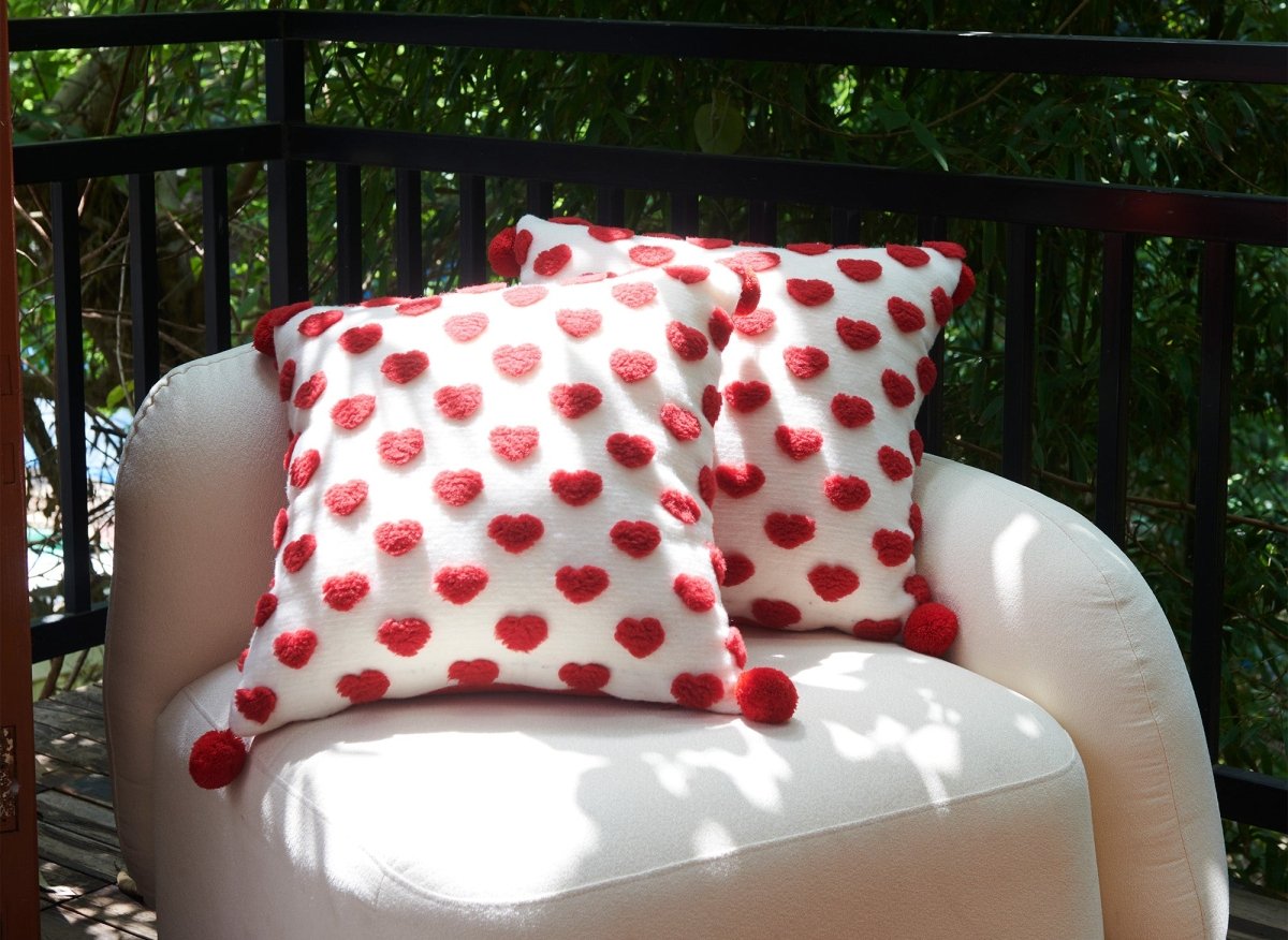Coussin blanc à coeur rouge 45x45 cm SADEN - DécoInParis