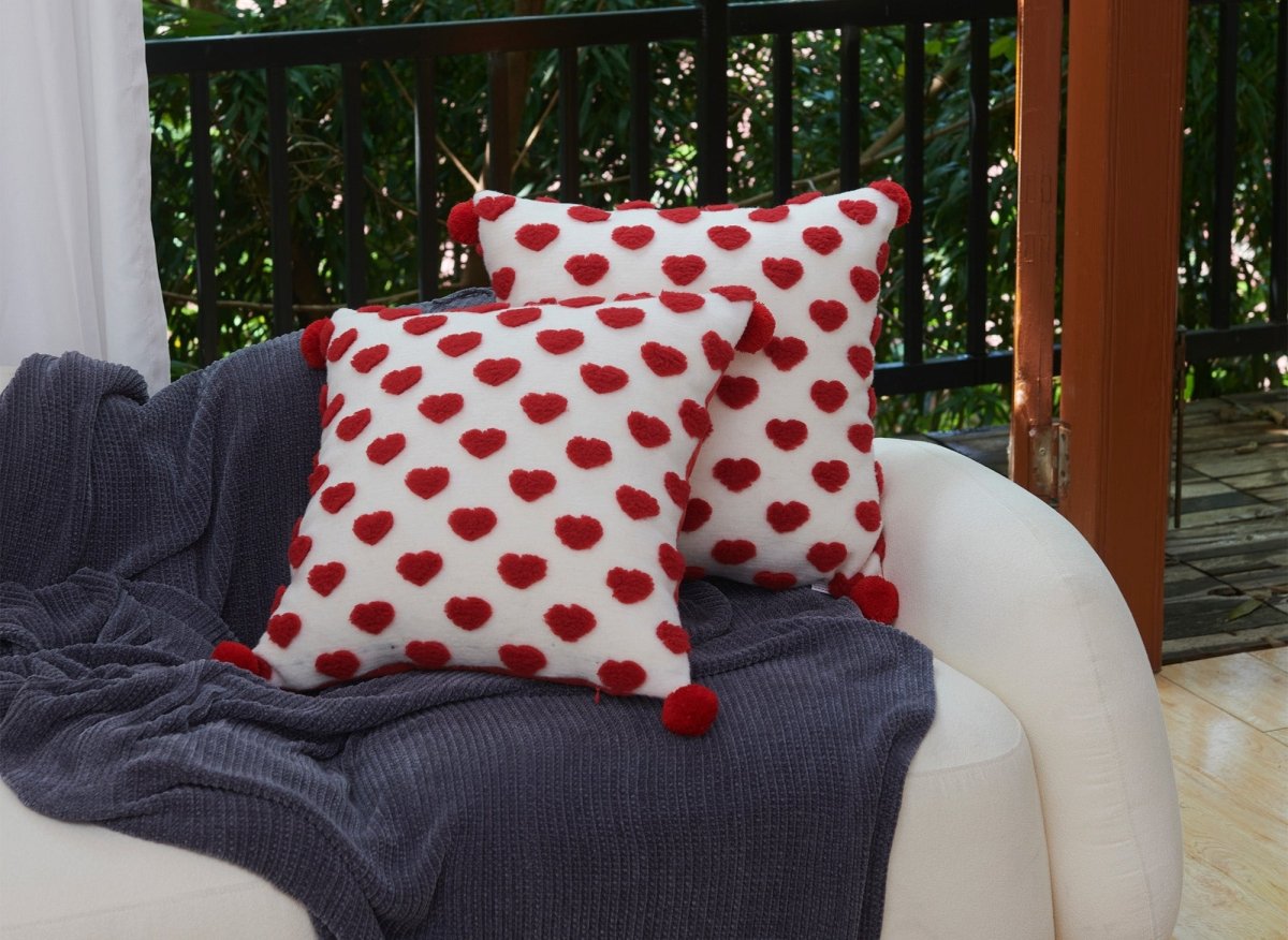 Coussin blanc à coeur rouge 45x45 cm SADEN - DécoInParis