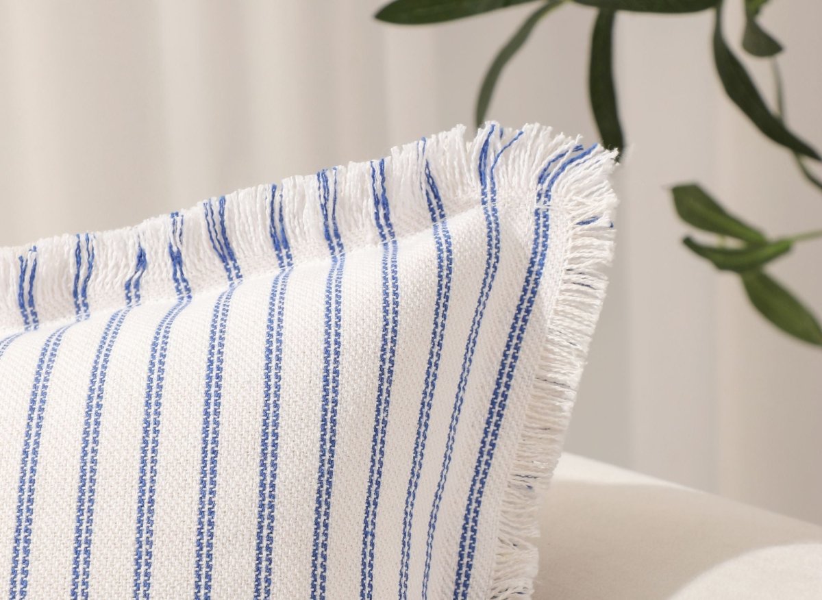 Coussin blanc à rayures bleu clair 45x45 cm TALINA - DécoInParis