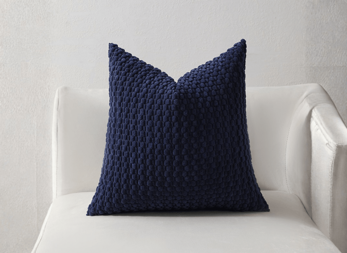 Coussin bleu marine en tissu texturé doux 45x45 cm DUNE - DécoInParis