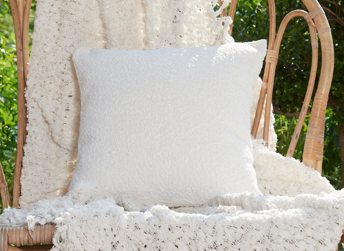 Coussin carré 45x45 cm en tissu effet peau de mouton blanc écru EDEN - DécoInParis