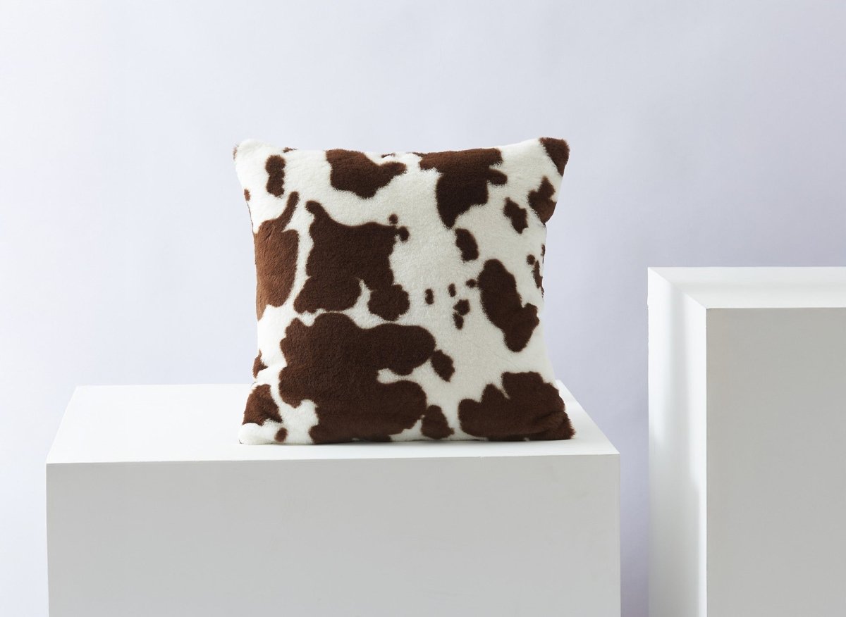 Coussin carré 45x45 cm en tissu poils effet peau de vache marron et blanc SAKINA - DécoInParis