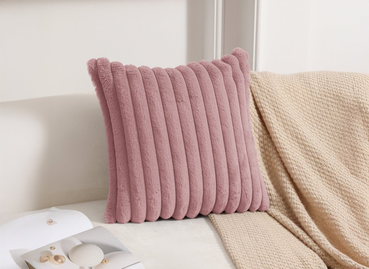 Coussin carré en velours côtelé effet fourrure rose 45x45 cm URBAIN - DécoInParis