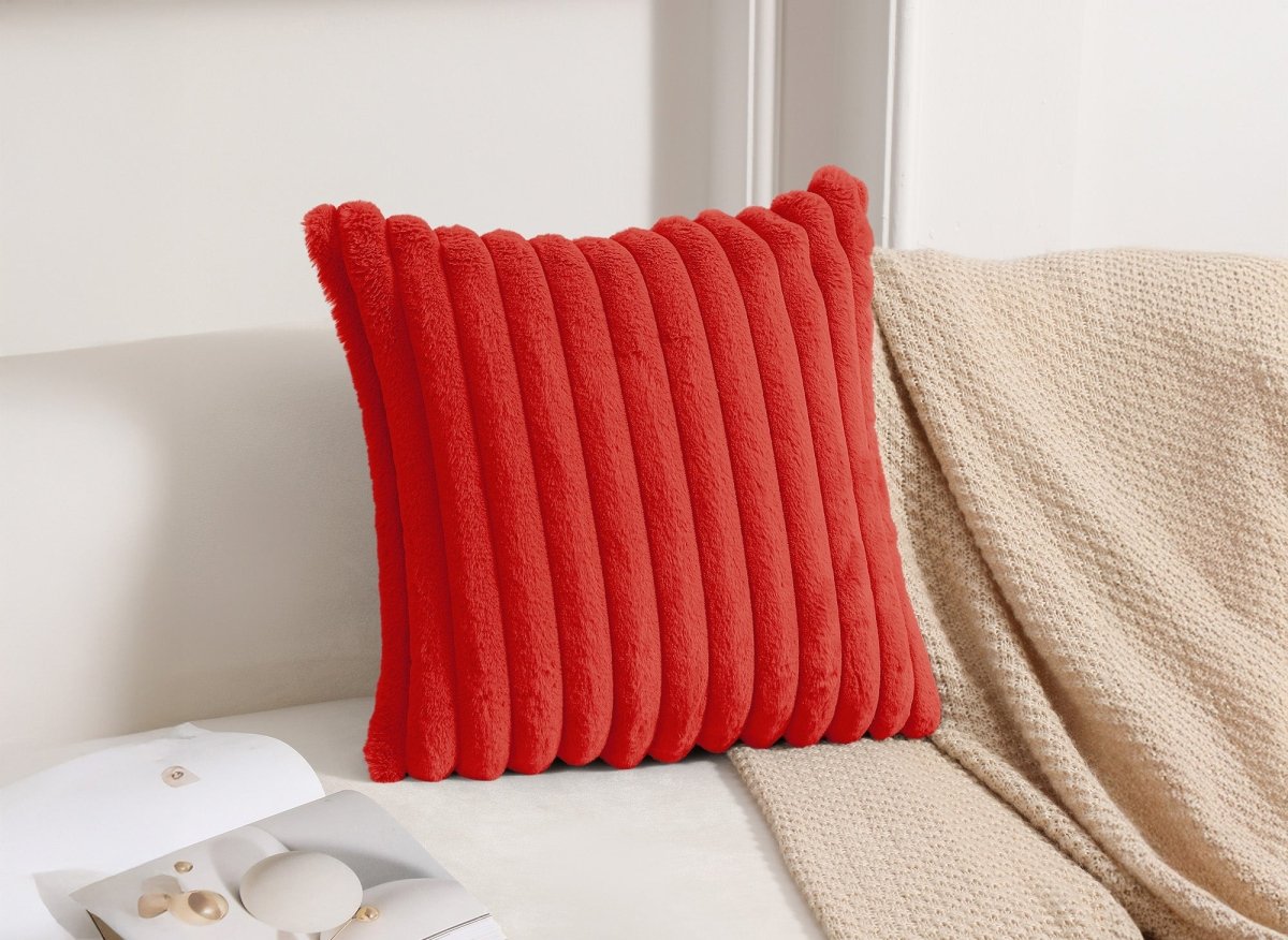 Coussin carré en velours côtelé effet fourrure rouge 45x45 cm URBAIN - DécoInParis