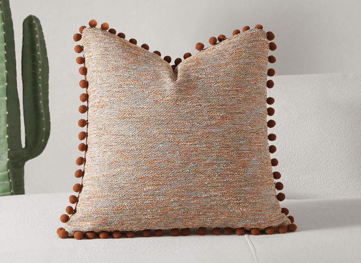 Coussin orange en tweed avec ponpons 45x45 cm POPINE - DécoInParis