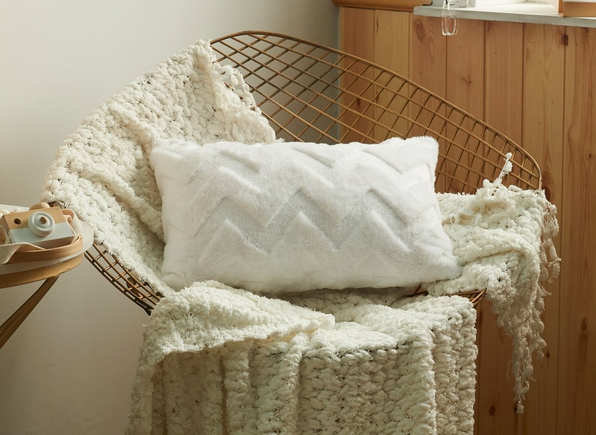 Coussin rectangulaire 50x30 cm en tissu doux motif chevron blanc HARRY - DécoInParis