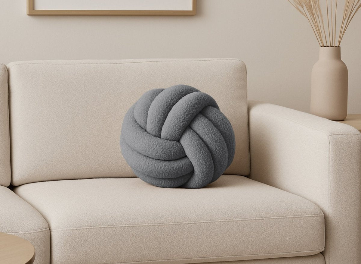 Coussin rond décoratif boule de nœud en effet peau de mouton gris foncé NODUS - DécoInParis