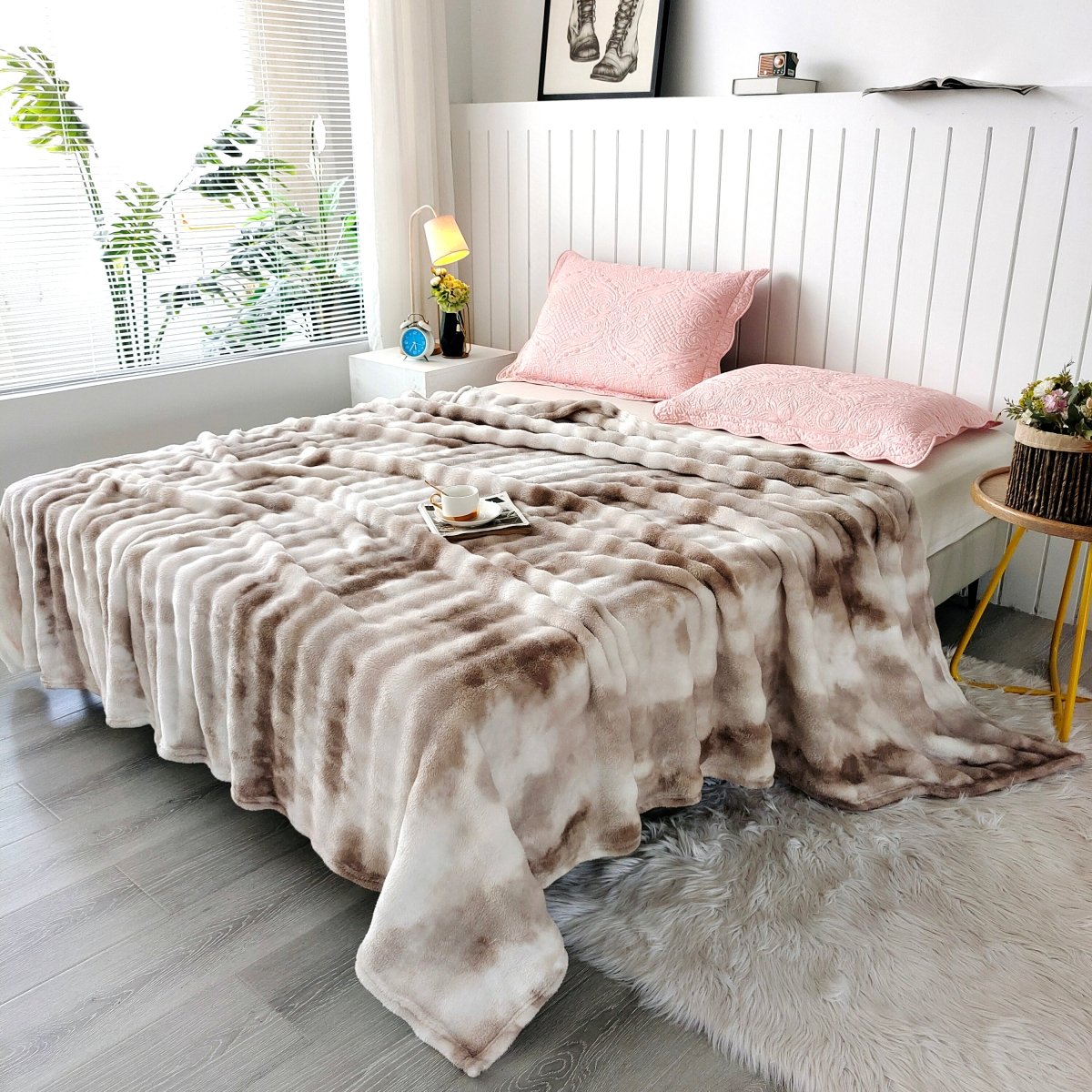 Plaid à poils doux taupe 150 x 200 cm PAULA - DécoInParis